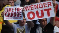 Suporter Arsenal menuntut agar Arsene Wenger mundur pada laga melawan Manchester City di Stadion Etihad, Manchester, Minggu (8/5/2016). (AFP/Paul Ellis)
