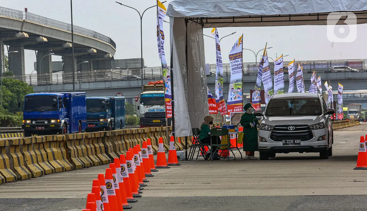 Pengendara melakukan vaksinasi COVID-19 di Gerbang Tol Cibubur Utama, Jakarta, Rabu (1/9/2021). Vaksinasi secara drive thru di ruas Tol Jagorawi mulai dari tanggal 1 September-30 September 2021. COVID-19. (Liputan6.com/Angga Yuniar)