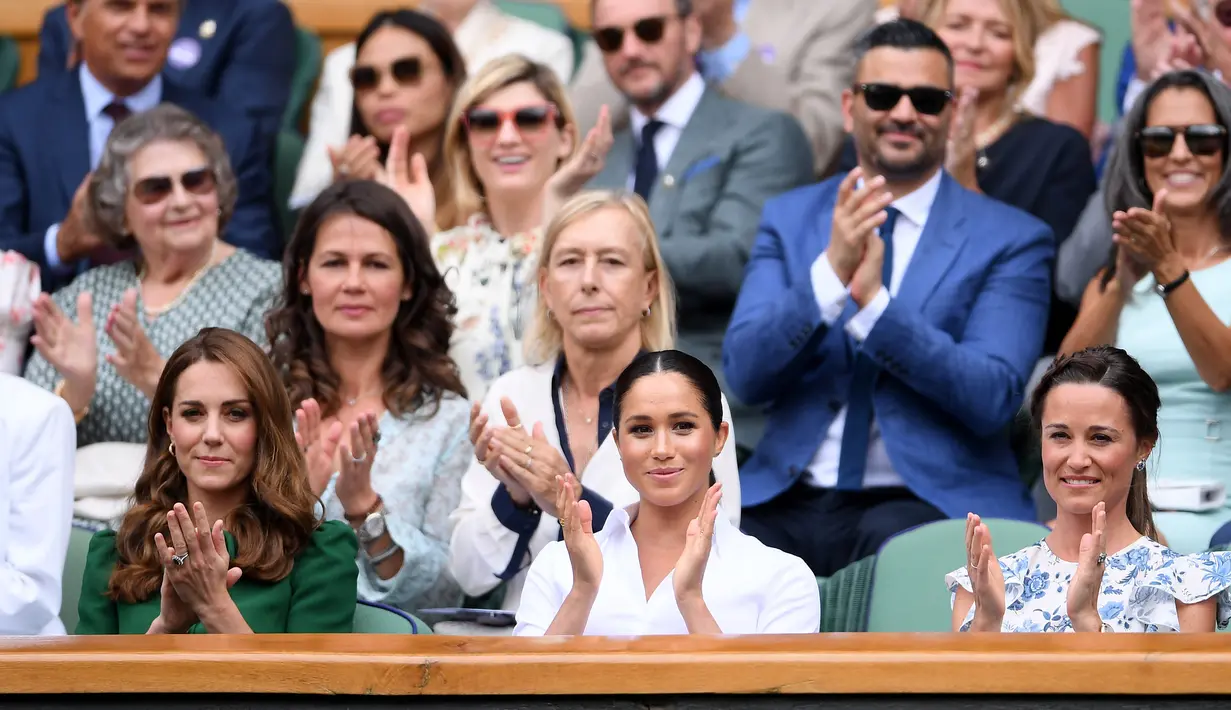 Duchess of Cambridge Kate Middleton (kiri) dan Duchess of Sussex Meghan Markle (tengah) saat menyaksikan pertandingan final tunggal putri Wimbledon 2019 antara Serena Williams dengan Simona Halep di All England Lawn Tennis and Croquet Club, London, Inggris, Sabtu (13/7/2019). (BEN CURTIS/POOL/AFP)