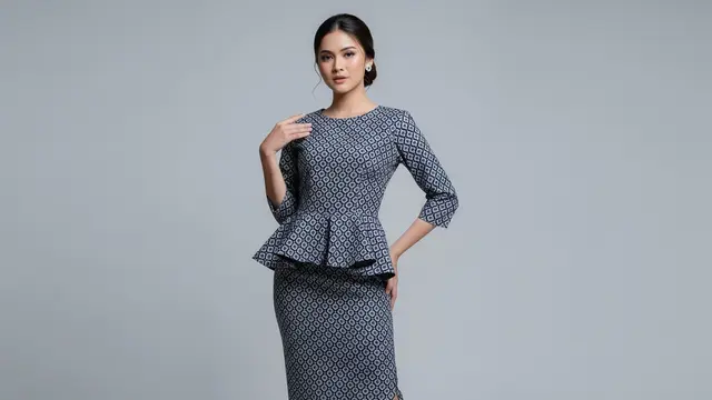 Atasan Peplum Batik dengan Rok Span Lurus