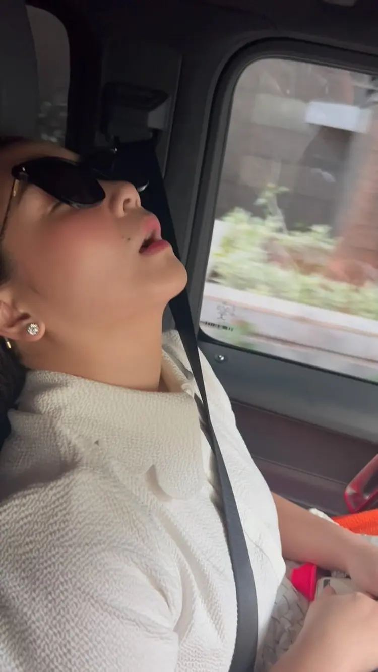 Namanya Juga Cantik Paripurna, Nagita Slavina Tidur di Mobil Sambil