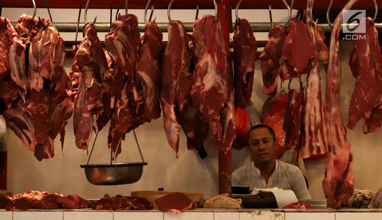 Pedagang daging sapi menunggu pembeli di Pasar Senen, Jakarta, Selasa (29/5). Memasuki Ramadan, harga daging sapi segar masih terpantau berada di harga eceran tertinggi (HET) yang ditetapkan pemerintah. (Liputan6.com/Angga Yuniar)