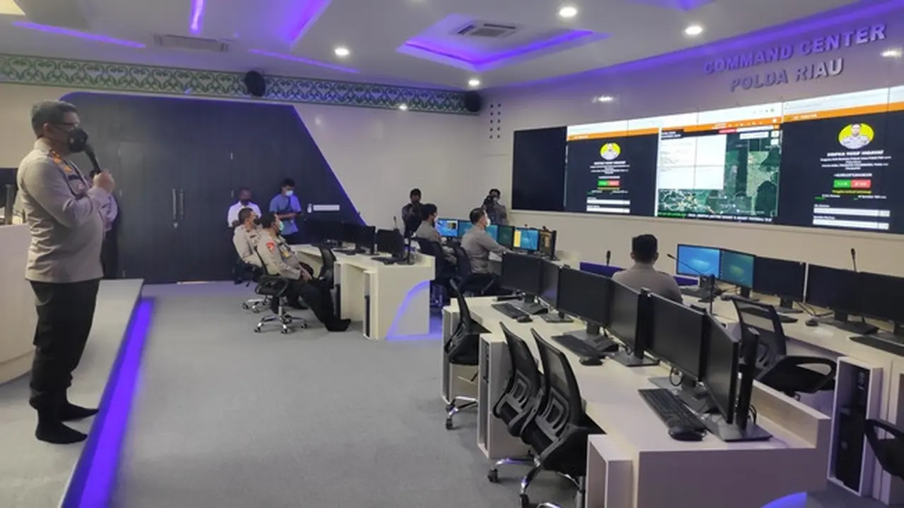 Kepala Polda Riau Irjen Agung Setya Imam Effendi memantau situasi Pilkada Riau melalui Dashboard Lancang Kuning.