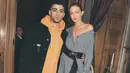 Sedangkan top model Gigi Hadid tampil mengenakan dress abu-abu bermotif dengan belt hitam sebagai pelengkap penampilan. Dan knee boots hitam.  (@gigihadid)