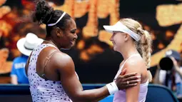 Petenis Amerika Serikat, Serena Williams berbincang dengan Anastasia Potapova dari Rusia seusai babak pertama Australia Terbuka 2020 di Melbourne, Senin (20/1/2020). Pada penampilannya itu, Serena Williams mencuri perhatian lewat cat kukunya. (AP/Lee Jin-man)