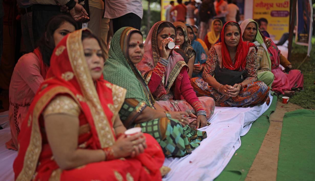 FOTO: Cegah COVID-19, Ratusan Orang di India Minum Urine Sapi - Global Liputan6.com