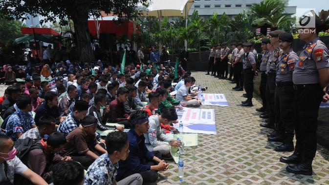 Puluhan Aliansi Mahasiswa, Pemuda dan Masyarakat yang mengatasnamakan pecinta Tuan Guru Bajang (TGB) atau Gubernur NTB TGH Zainul Majdi melakukan aksi damai membaca yasin di depan gedung KPK, Jakarta, Selasa (25/09).(merdeka.com/dwi narwoko)