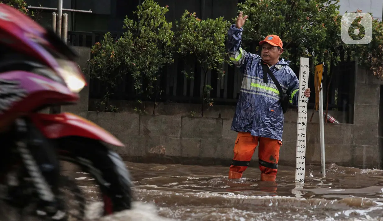 Genangan air dengan ketinggian sekitar 30 cm tersebut sempat mengganggu arus lalu lintas. (Liputan6.com/Angga Yuniar)