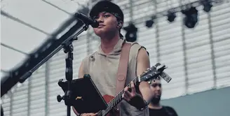 Penyanyi Rizky Febian tak menyangka dirinya kembali masuk dalam nominasi Anugerah Planet Muzik 2017. Nama putra sulung komedian itu, tidak hanya dikenal di Indonesia, tapi juga Malaysia dan Singapura. (Instagram/rizkyfbian)