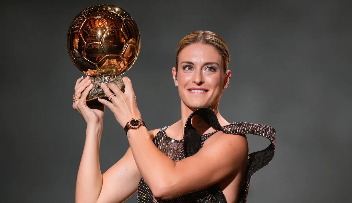 Pemain FC Barcelona, Alexia Putellas menerima penghargaan Woman Ballon d'Or keduanya saat upacara penghargaan Ballon d'Or France Football 2022 di Theater du Chatelet di Paris, Senin (17/10/2022). Alexia Putellas dinobatkan sebagai Pesepak Bola Wanita Terbaik pada malam penganugerahan Ballon d'Or 2022 di Theatre du Chatelet, Paris, Perancis, Selasa (18/10/2022) dini hari Waktu Indonesia Barat. (AP Photo/Francois Mori)