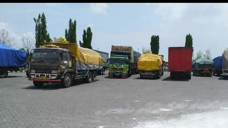 Puluhan Truk Keleleran di SPBU Compreng, Kecamatan Widang, Kabupaten Tuban (Liputan6.com / Ahmad Adirin)