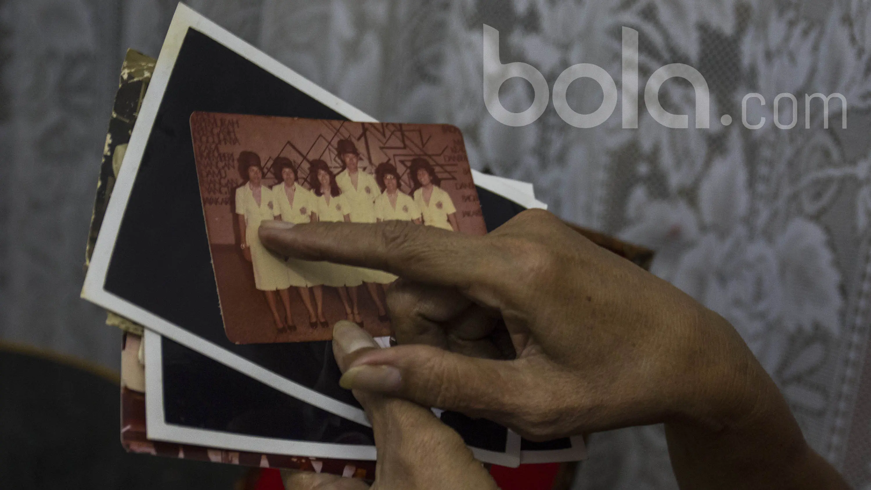 Legenda bulutangkis Indonesia, Tati Sumirah, menunjukan foto-foto ketika masih membela tim bulutangkis Indonesia saat berada di rumahnya di Jakarta, Selasa (11/4/2017). (Bola.com/Vitalis Yogi Trisna)