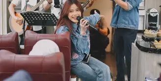 Brisia Jodie baru saja mengunggah beberapa potret momen dirinya bernyanyi di dalam kereta. [Foto: Instagram/brisiajodie96]