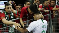 Seorang suporter memeluk striker Timnas Indonesia, Beto Goncalves, usai dikalahkan Singapura pada laga Piala AFF di Stadion Nasional, Singapura, Jumat (9/11). Singapura menang 1-0 atas Indonesia. (Bola.com/M. Iqbal Ichsan)