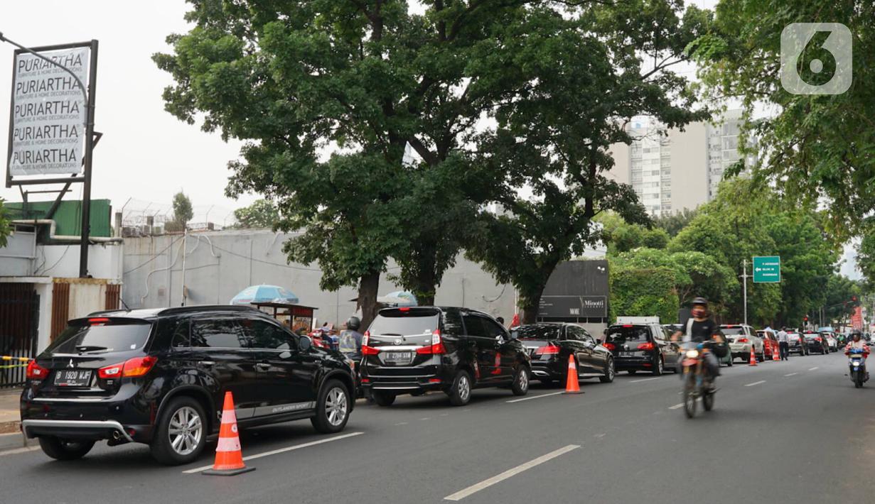 Suasana lalu lintas Jalan Kemang Raya, Jakarta, Selasa (29/10/2019). Sudin Perhubungan Jaksel melakukan rekayasa lalu lintas sistem dua lajur dan satu lajur di Jalan Kemang Raya yang bertujuan untuk mengurai kepadatan kendaraan di kawasan tersebut. (Liputan6.com/Immanuel Antonius)