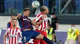 Pemain Atletico Madrid, Hector Herrera, duel udara dengan pemain Levante, Nemanja Radoja, pada laga La Liga di Stadion Camilo Cano, Selasa (23/6/2020). Atletico Madrid menang 1-0 atas Levante. (AFP/Jose Jordan)