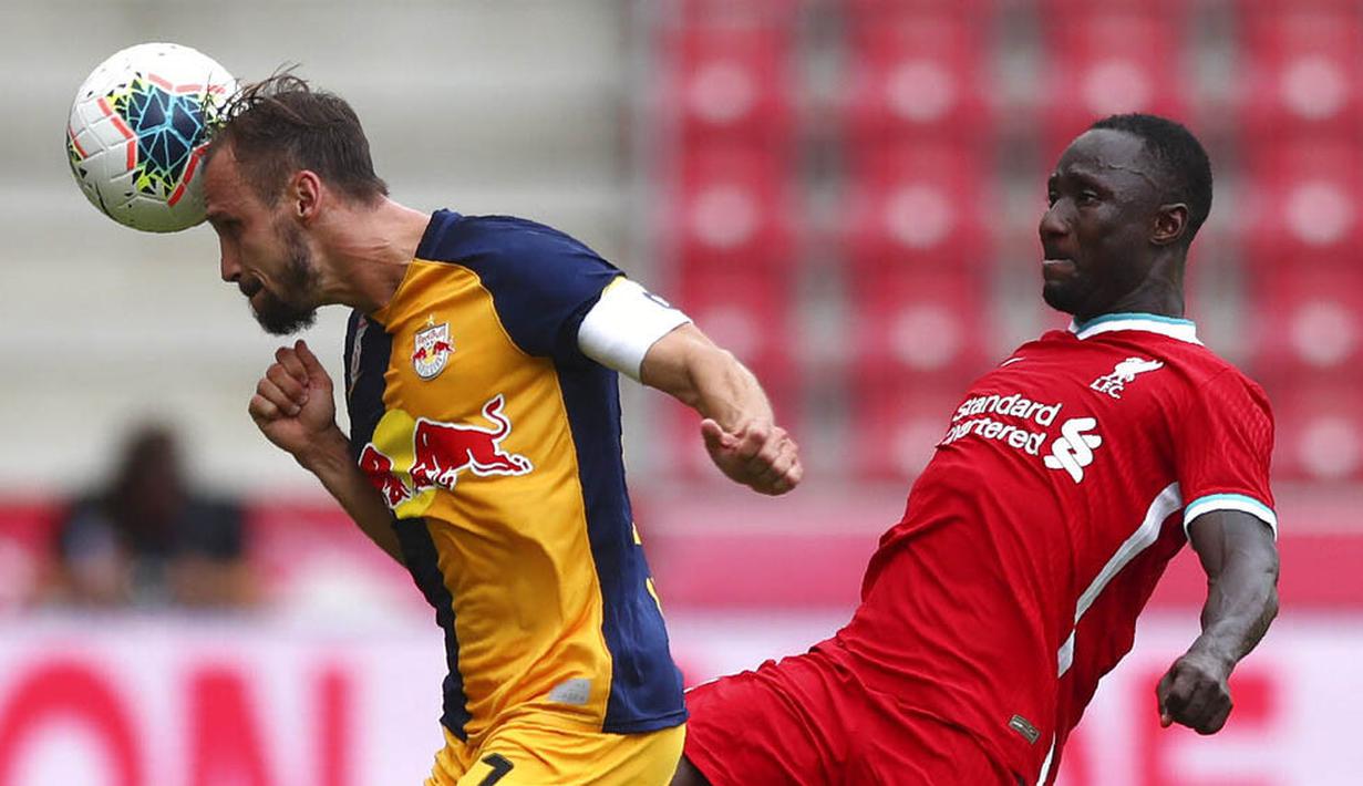 Pemain Liverpool, Naby Keita, berebut bola dengan pemain RB Salzburg, Andreas Ulmer, pada laga persahabatan di Stadion Red Bull Arena, Salzburg, Selasa (25/8/2020). Kedua tim bermain imbang dengan skor 2-2. (AP Photo/Matthias Schrader)