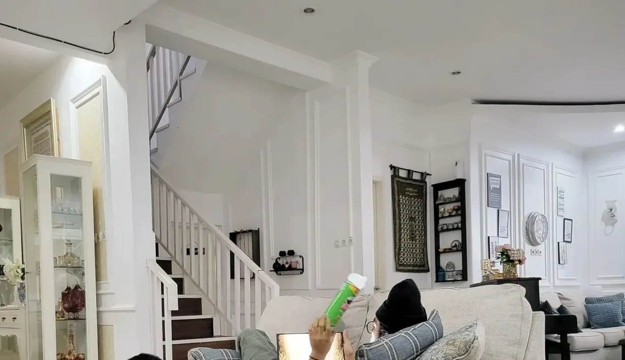 Abizar dan Attaya Bilal saat berada di rumah. Walau satu ruangan, keduanya memiliki kesibukan yang berbeda. (Foto: Instagram/@_ummi_pipik_)
