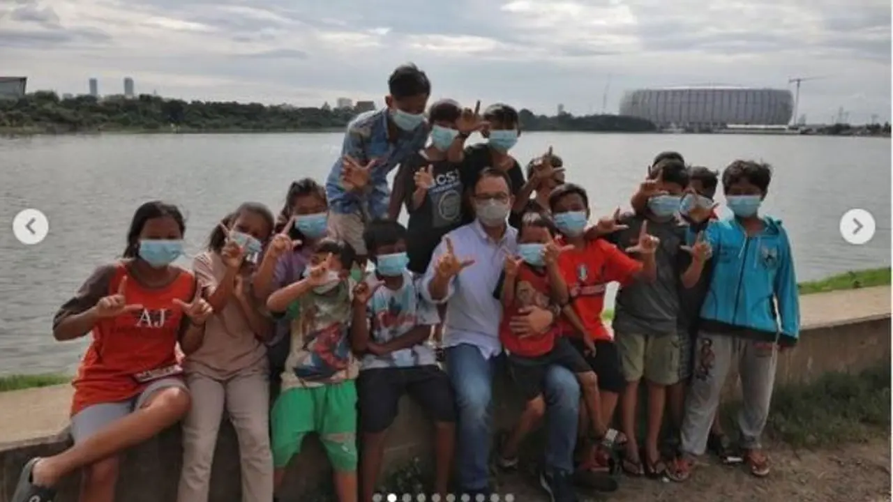 Cerita Anies Baswedan Diajak Foto Bareng Anak-Anak di Danau Dekat Stadion JIS