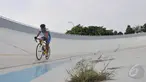 Seorang atlet sepeda sedang latihan di stadion balap sepeda Velodrome GOR Rawamangun, Jakarta, Jumat (15/5/2015). Rencananya Pemprov DKI Jakarta akan merehab Velodrome dengan anggaran mencapai Rp 400 Miliar. (Liputan6.com/Herman Zakharia)