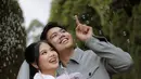Pasangan ini juga menambahkan nuansa magis dalam sesi pemotretan lain di taman hijau. Indah mengenakan gaun putih dengan veil dan buket bunga pastel, sementara Frans tampil lebih santai dengan jaket abu-abu kasual. Gelembung sabun yang beterbangan memberikan sentuhan dreamy, membuat setiap potret terasa penuh kebahagiaan.  (Liputan6.com/IG/@fransfaisal_)
