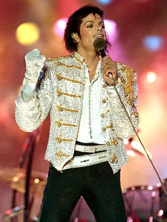 Ini adalah penampilan Michael Jackson di Stadion Dodger LA pada tahun 1984. Ia mengenakan pakaian yang menggabungkan beberapa tren, seperti baju berkilau, jaket bergaya militer lengkap dengan tanda pangkat emas, dan sarung tangan putihnya yang penuh payet. Foto: AP Photo/InStyle.