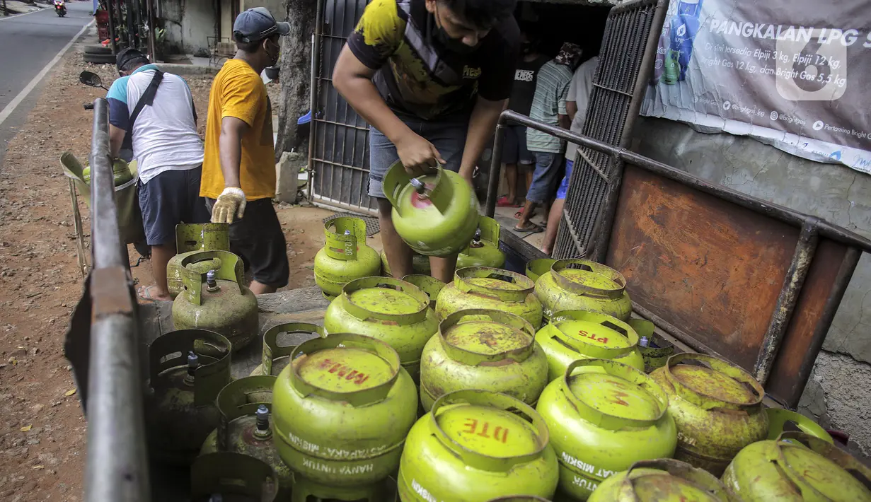 Pekerja saat bongkar muat elpiji 3 kilogram dari truk di Jakarta, Selasa (4/5/2021). Kepala Bidang Energi Dinas Tenaga Kerja Tranmigrasi dan Energi DKI Jakarta Edward mengatakan stok elpiji ukuran 3 kilogram dinyatakan aman hingga H+7 hari raya Idul Fitri. (Liputan6.com/Johan Tallo)