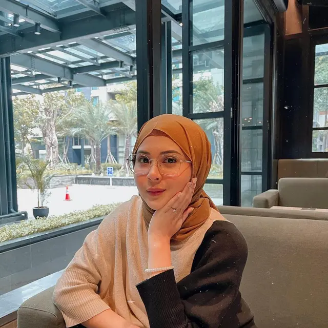 6 Potret Gaya Hijab Kesha Ratuliu, Tutorial Terbarunya Tuai Cibiran