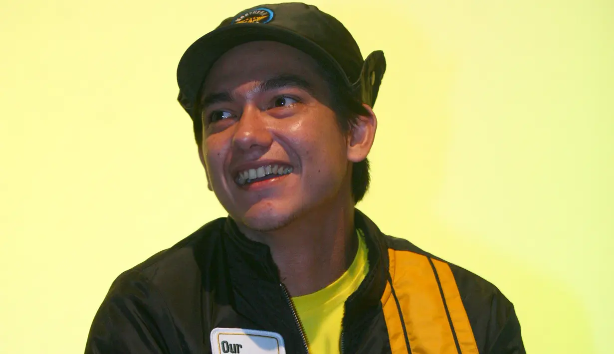 Agar perannya maksimal dan bisa memainkan alat perkusi seperti Ditto, akhirnya Adipati pun belajar langsung dengan Ditto. Bahkan sampai menyambangi kediaman Ditto dan Ayudia Bing Slamet. (Nurwahyunan/Bintang.com)