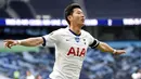 Penyerang Tottenham Hotspur, Son Heung-min, melakukan selebrasi usai mencetak gol ke gawang Arsenal pada laga Premier League di London, Minggu (12/7/2020). Tottenham Hotspur menang 2-1 atas Arsenal. (Michael Regan/Pool via AP)