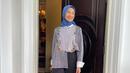 Presenter senior Alya Rohali juga menyelesaikan pendidikan S3. Puteri Indonesia 1996 itu sebelumnya mengambil double degree untuk jenjang S2. Lulus sarjana hukum dari Universitas Trisakti dan melanjutkan program Magister Hukum dan Magister Kenotariatan di UI. Alya melanjutkan kuliah S3 bidang Kenotariatan di UI. [Instagram/arohali]