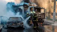 Petugas pemadam kebakaran berupaya memadamkan api akibat kerusuhan yang meluas di Kota Fortaleza di Brasil utara (AFP/Alex Gomez)