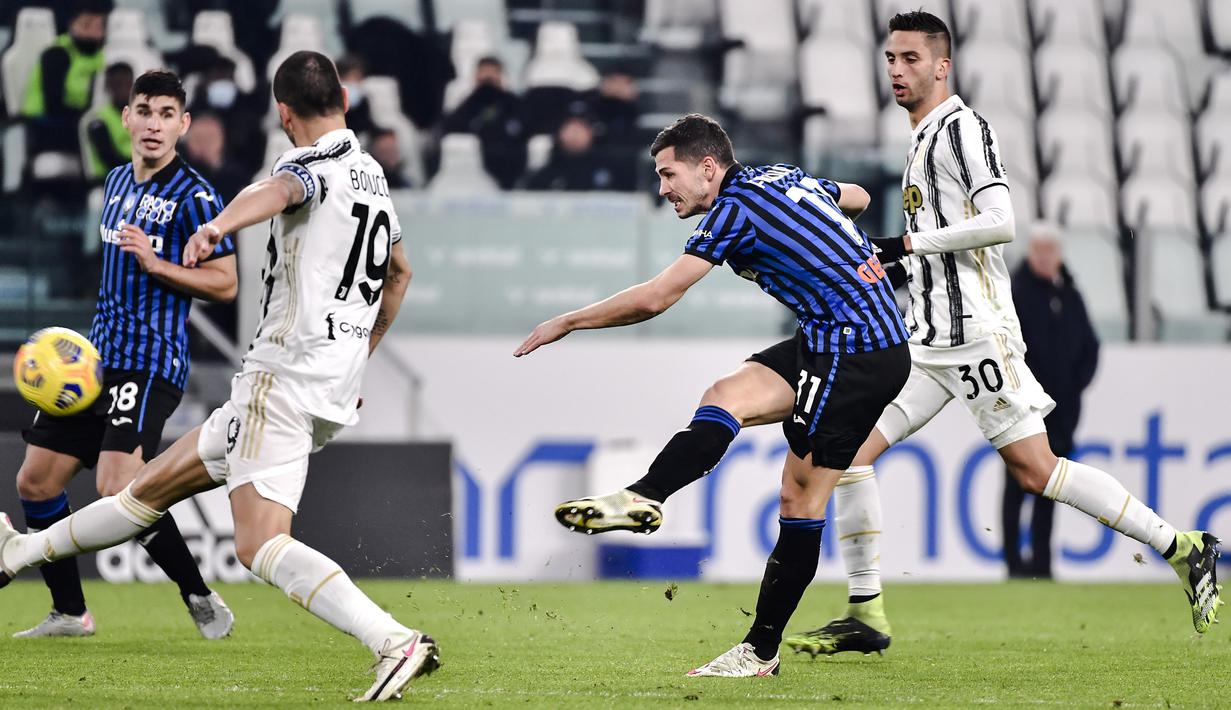 6. Gelandang yang dimiliki Atalanta, Remo Freuler (kanan) bermain untuk klub sejak tahun 2016. Tak heran ia memiliki menit bermain selama 1.319 dan rata-rata berlari: 11,28 km. (Foto: AP/LaPresse/Marco Alpozzi)