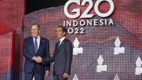 Menteri Luar Negeri Rusia Sergei Lavrov menyapa Presiden Indonesia Joko atau Jokowi yang menyambutnya pada hari pertama Konferensi Tingkat Tinggi (KTT) G20 di Nusa Dua, Bali, Selasa (15/11/2022) pagi. Setidaknya total 17 kepala negara G20 akan menghadiri KTT dua hari ini. (Kevin Lamarque/Pool via AP)