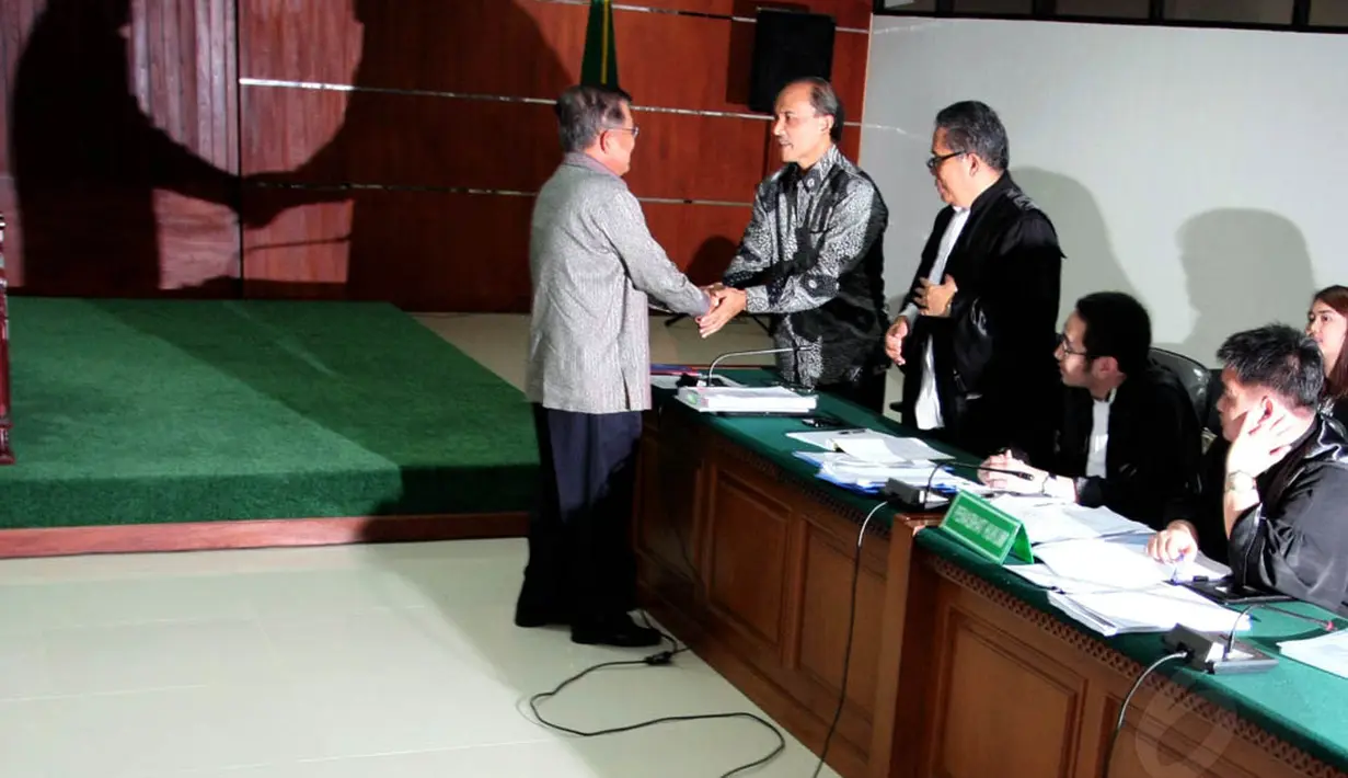 Wakil Presiden periode 2004-2008 itu memberikan keterangan dalam kapasitasnya sebagai Wapres ketika pengucuran dana talangan Bank Century senilai Rp 6,7 triliun, Kamis (8/5/14). (Liputan6.com/Faisal R Syam)