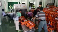 Sejumlah petugas bagasi sibuk mengangkut tas koper milik jemaah haji di Asrama Haji Donohudan Boyolali, Selasa (1/8).(Liputan6.com/Fajar Abrori)