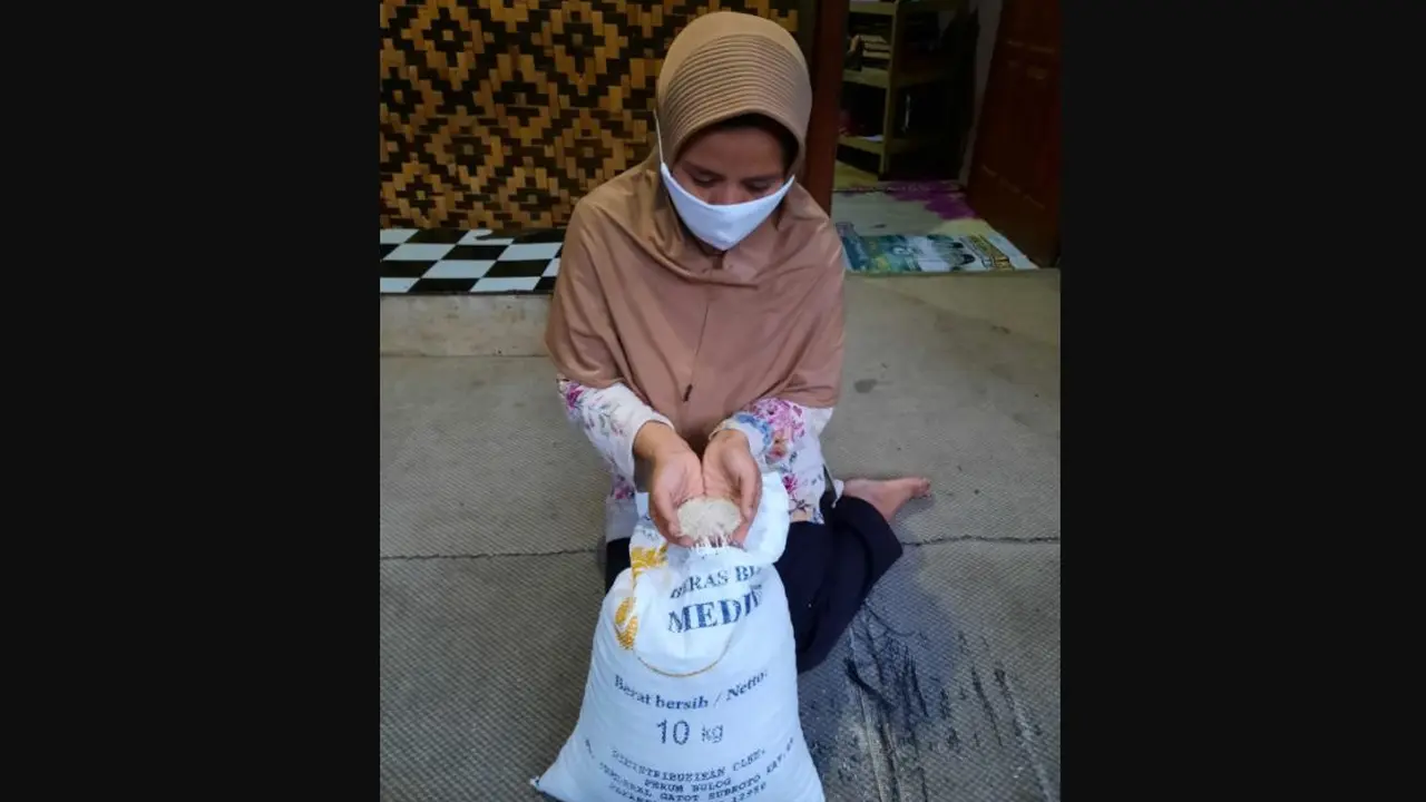 Seorang warga penerima bansos beras PPKM di Pandeglang, Banten