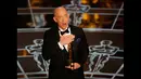 Aktor J.K. Simmons menerima piala Oscar untuk peran pendukung dalam film "Whiplash" di Academy Awards ke-87 di Dolby Theatre, Los Angeles, California, (22/2/2015). (Reuters/Mike Blake)