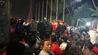 Masyarakat mengantre tiket final Piala AFF U-16 2018, Sabtu (11/8/2018) di Stadion Gelora Delta, Sidoarjo. (Bola.com/Zaidan Nazarul)