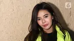 Mantan kekasih Billy Syahputra, Elvia Cerolline saat ditemui di kawasan Mampang, Jakarta, Kamis (4/8/2022). Elvia Cerolline mengaku menolak ajakan Billy Syahputra untuk balikan tapi ingin langsung dinikahi. (Liputan6.com/Herman Zakharia)