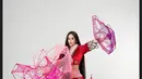 Aura Kasih mengunggah beberapa potret dirinya dalam balutan outfit Imlek yang unik. [Foto: Instagram/aurakasih]