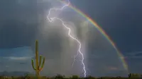 Foto pelangi disertai petir. (Huffington Post)