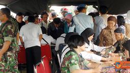 Citizen6, Subang: Komandan Lanud Suryadarma Kol Pnb H. Dumex Dharma membuka pelaksanaan bakti sosial kesehatan, Rabu (13/7) di Halaman Klinik Angkasa Rumah Sakit Lanud Suryadarma, Kalijati. (Pengirim: Pentaksdm)