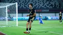 Pemain Dewa United, Rafael Struick, melakukan selebrasi setelah mencetak gol ke gawang Shan United pada matchday ketiga Grup E AFC Challange League 2025-2026 di Stadion Indomilk Arena, Tangerang, Sabtu (01/11/2025) malam WIB. (Bola.com/M Iqbal Ichsan)