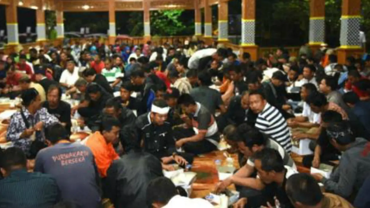 Bupati Purwakarta Dedi Mulyadi buka puasa bersama petugas kebersihan.
