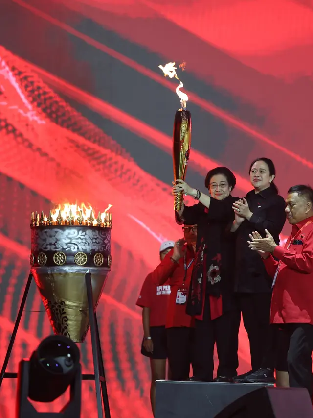 Ketua Umum DPP PDI Perjuangan (PDIP) Megawati Soekarnoputri saat menerima obor api perjuangan 'Nan Tak Kunjung Padam' di Rakernas V PDIP.