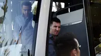 Xavi (kiri) saat turun dari bis tim bersama Lionel Messi (AFP)