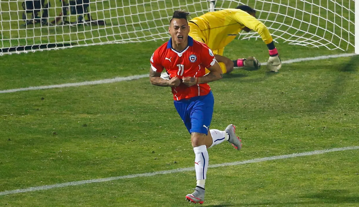 Gelandang Chili, Eduardo Vargas melakukan selebrasi usai mencetak gol ke gawang Peru saat semifinal Copa Amerika 2015 di National Stadium, Santiago, Chili, (29/6/2015). Chili melaju ke final usai mengalahkan Peru 2-1. (REUTERS/Ricardo Moraes)
