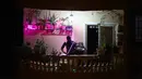 Pemain biola asal Mesir Mohammed Adel membawakan konser biola dari atas balkon di Kairo, pada 31 Maret 2020. Setiap malam, pemain biola itu menampilkan konser langsung dari balkonnya untuk menghibur para tetangganya selama jam malam nasional yang diberlakukan akibat COVID-19. (Xinhua/Ahmed Gomaa)
