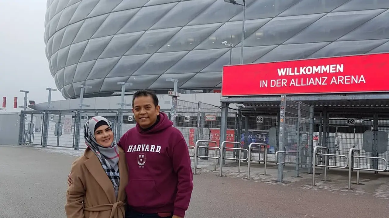 Astri Ivo dan suaminya, Dariola Yusharyahya (https://www.instagram.com/p/B9Su2riHpo_/)
